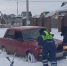 В Клинцах госавтоинспекторы помогли вытолкать застрявшую в снегу машину - БрянскНОВОСТИ.RU