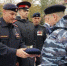 Герой России Андрей Фроленков вручил кадету Федору Симоненко берет собровца - Брянская Учительская газета