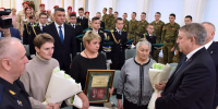 Губернатор Александр Богомаз передал Орден Мужества родным погибшего при выполнении воинского долга брянского пограничника - Брянская Учительская газета
