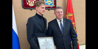 Богомаз вручил брянскому чемпиону мира по плаванию денежный сертификат - Газета Деснянская правда