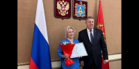 Богомаз вручил брянскому чемпиону мира по плаванию Бородину денежный сертификат - Брянский рабочий