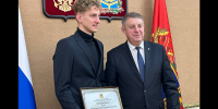 Александр Богомаз вручил брянскому чемпиону мира по плаванию Бородину денежный сертификат - Брянская Учительская газета