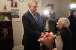Брянский губернатор вручил юбилейную медаль ветерану войны Нине Евсеевой