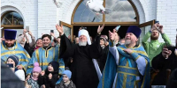 Брянский митрополит Александр на Благовещение выпустил в небо голубей - Брянская улица