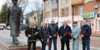 Представители Брянского филиала ФГБУ «ВНИИЗЖ» возложили цветы к памятнику Юрию Гагарину в преддверии Дня космонавтики - Комсомольская Правда