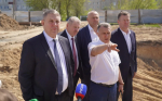 Брянский губернатор проверил стройку спортивного комплекса в Трубчевске