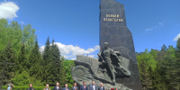 У брянского памятника воинам-водителям прошел митинг в преддверии 80-летия Победы - РИА Стрела