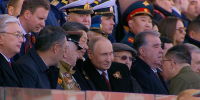 Правда и справедливость на нашей стороне: Владимир Путин выступил на Параде Победы - Ракурс 32