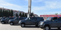 Брянскому пограничному управлению вручили 10 автомобилей "УАЗ" в профессиональный праздник - Комсомольская Правда