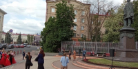 В Брянске с возложения цветов к памятнику Тютчеву начался День поэзии - Комсомольская Правда