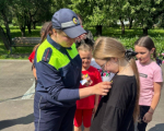 В Севске автоинспекторы провели для детей акцию «Мир на асфальте: правила движения!»