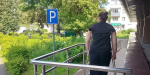 Жители Брянска недовольны шлагбаумом у городской поликлиники №1