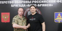Командир «БАРС-Брянск» Сергей Антошин поздравил Эдгарда Запашного с Днём рождения - Брянская Учительская газета