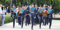 Воронежцы возложили цветы и венки у мемориала в парке Победы в День Воздушно-десантных войск - Ракурс 32