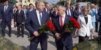 Губернатор Брянской области Александр Богомаз и председатель Гомельского облисполкома Иван Крупко почтили память Героев, погибших в годы Великой Отечественной войны - Администрация области