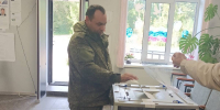 В Погарском районе проголосовал участник СВО Александр Афанасенко - БрянскToday.Ru
