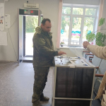 В Погарском районе проголосовал участник СВО Александр Афанасенко