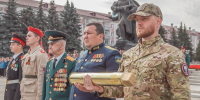 Учащиеся Федор Симоненко и Иван Бацуев передали защитникам Отечества гильзу с брянской землей - ИА Наш Брянск.ru