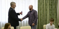 Губернатор Брянской области вручил автомобиль участнику специальной военной операции - Администрация области