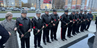 В Брянске цветами увековечили память о героях полиции - Bryansk.News