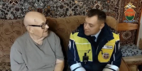 Брянские полицейские поздравили ветерана с Днем рождения - БрянскToday.Ru
