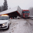 Движение остановлено на пермско-свердловской трассе для безопасной эвакуации грузового автомобиля - Ракурс 32