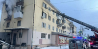 В Первоуральске из-за взрыва газа в жилом доме возник крупный пожар, эвакуированы двое жильцов. - Ракурс 32