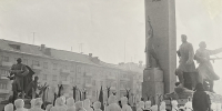 Учащиеся школы №34 Володарского района г. Брянска на Площади Партизан перед началом лыжного похода по местам деятельности 4-й Клетнянской партизанской бригады в годы Великой Отечественной войны 1941-1945 гг. Январь 1972 г. - Государственный архив