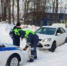 В Навле застрявший на заснеженной обочине автомобиль доставали полицейские - БрянскНОВОСТИ.RU