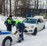 Сотрудники ГИБДД вызволили из снежного плена водителя в Навле - БрянскToday.Ru