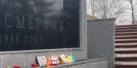 На Кургане в Брянске появился стихийный мемориал в память о жертвах ракетного удара - ИА Наш Брянск.ru
