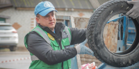 В Советском районе Брянска Денис Семёнов упаковал в грузовик старые покрышки - ИА Наш Брянск.ru