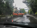 Дорожные службы Брянска продолжают устранять ямы с помощью горячего асфальта